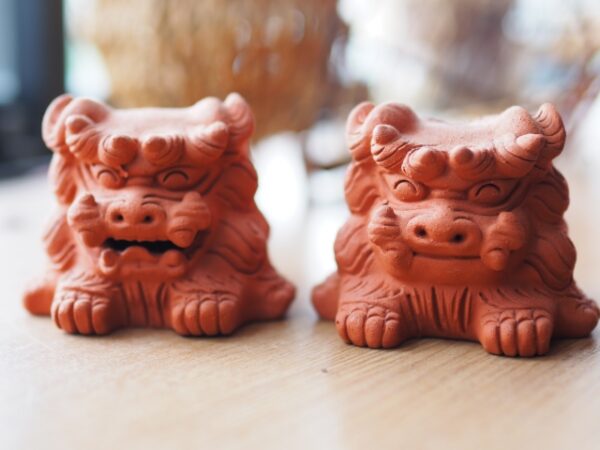 口を開けたシーサーと閉じたシーサーの意味は?