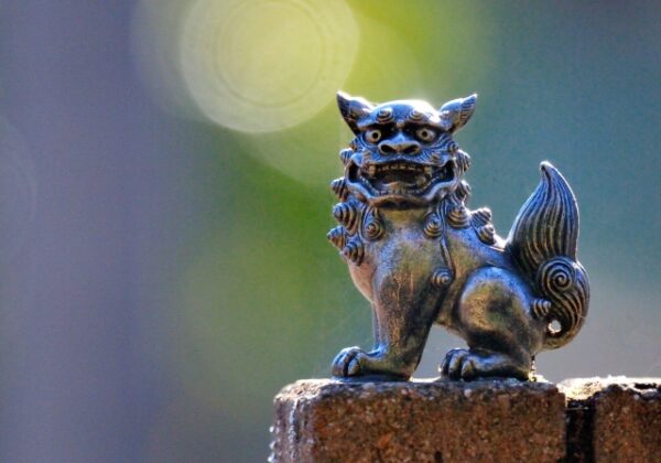 【なぜ沖縄の家にはシーサー】がいるのか？置く理由と存在する意味は？