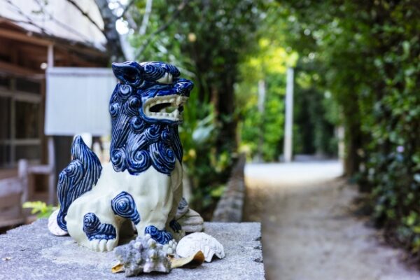風水的な意味で玄関にシーサーを置く際の注意点は？