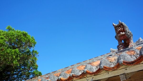 シーサーが「家の屋根・門・玄関」に置かれてきた理由は？