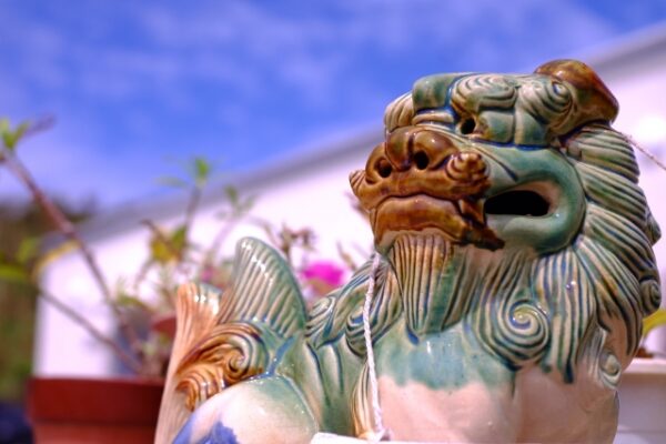 シーサーが「魔除け」として語られる意味は?