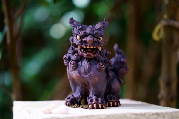 「紫色」のシーサーが持つ意味と特徴は?