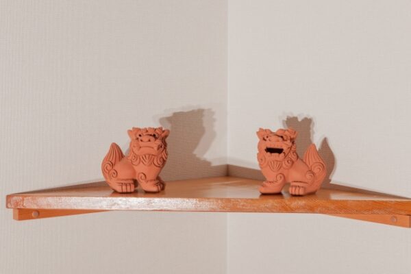 玄関の中にシーサーを置く向きの考え方は？