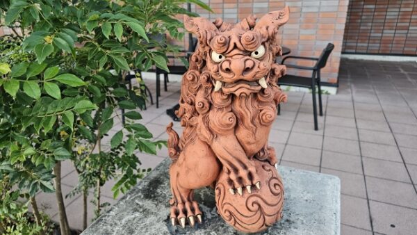 「メス」のシーサーの特徴:口を閉じている