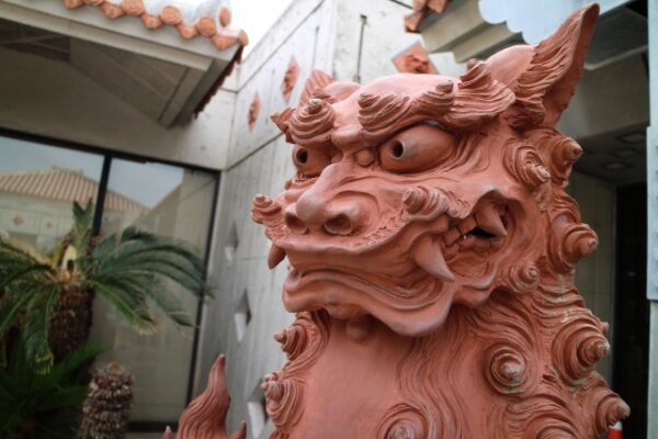 シーサーを玄関に置き続けることで生まれる意味は？