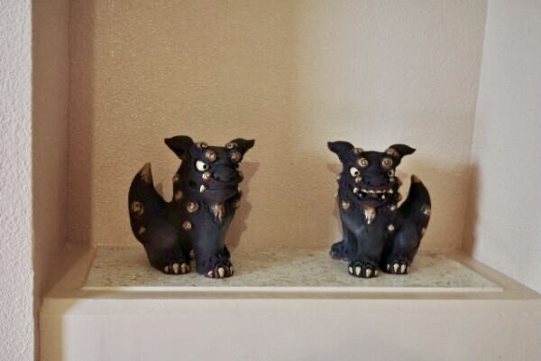 玄関の中で横向きに置かれたシーサーは特別なことではない？