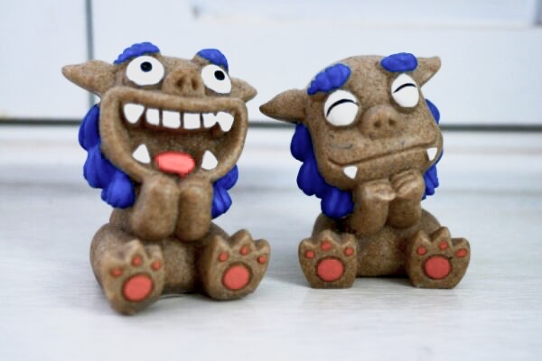 出産祝いに贈るシーサーの色合いと素材については？