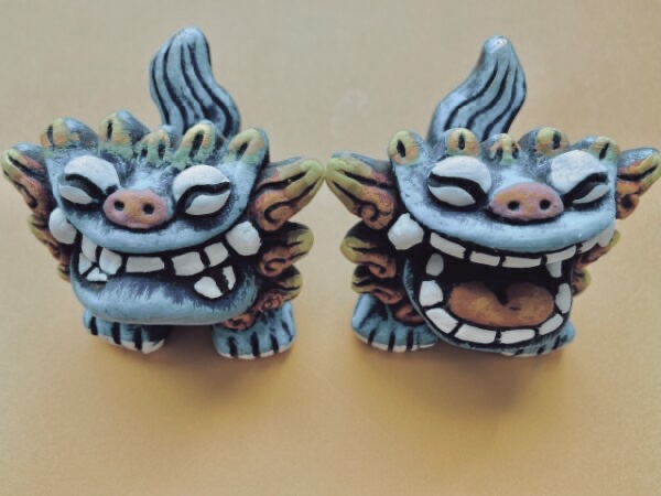 喜寿祝いで贈るシーサーの「色」や「素材」が与える印象は?