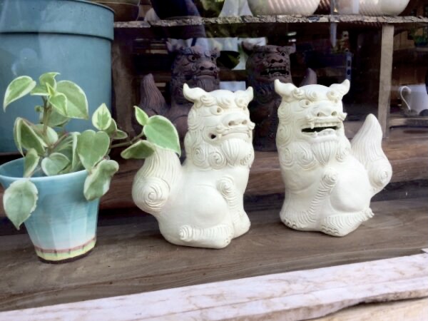 「白色」のシーサーが持つ意味と特徴は?