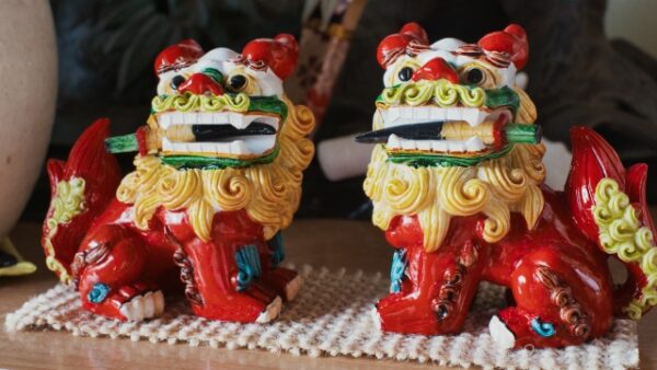 2体とも口を開けている一対の赤いシーサー