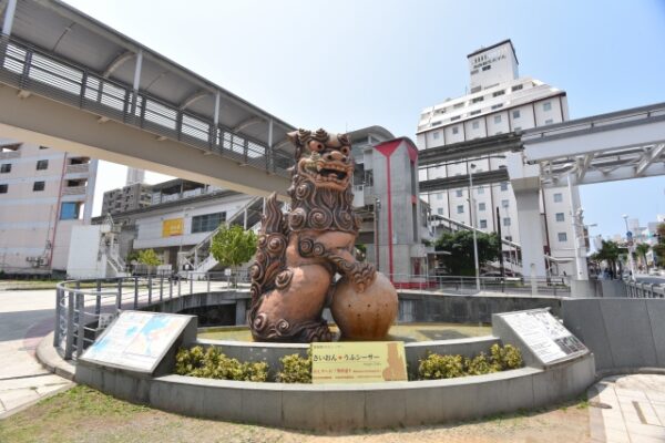 沖縄のゆいレール牧志駅前にいる「さいおんうふシーサー」2011年9月完成(町のシンボル)