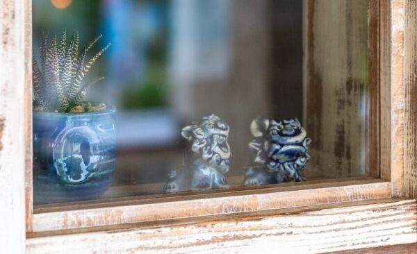 沖縄の家で定番の位置と逆に置かれているシーサー(左:オス/右:メス)