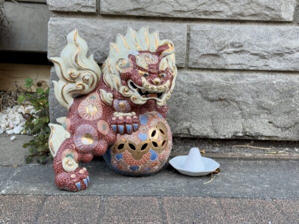 家の玄関に盛り塩と一緒に置かれているシーサー