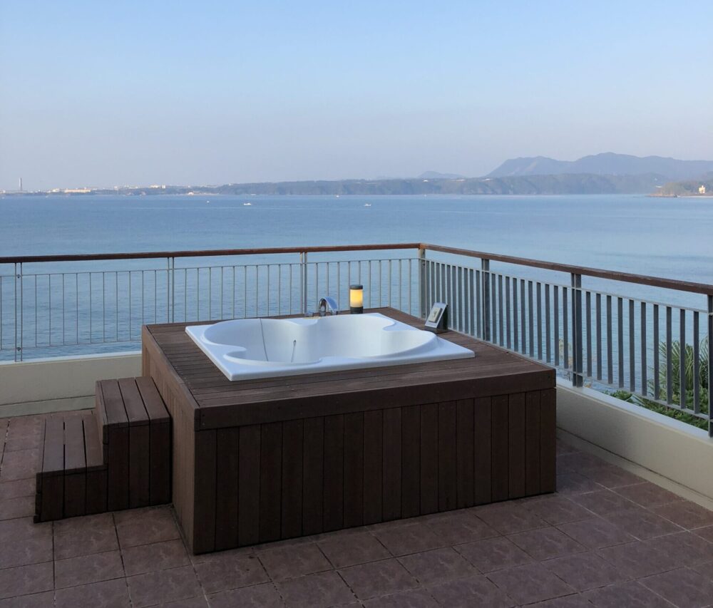 当時の宿泊先カヌチャリゾートのバルコニーから見た沖縄の海：左斜め後ろから(2018年11月撮影)