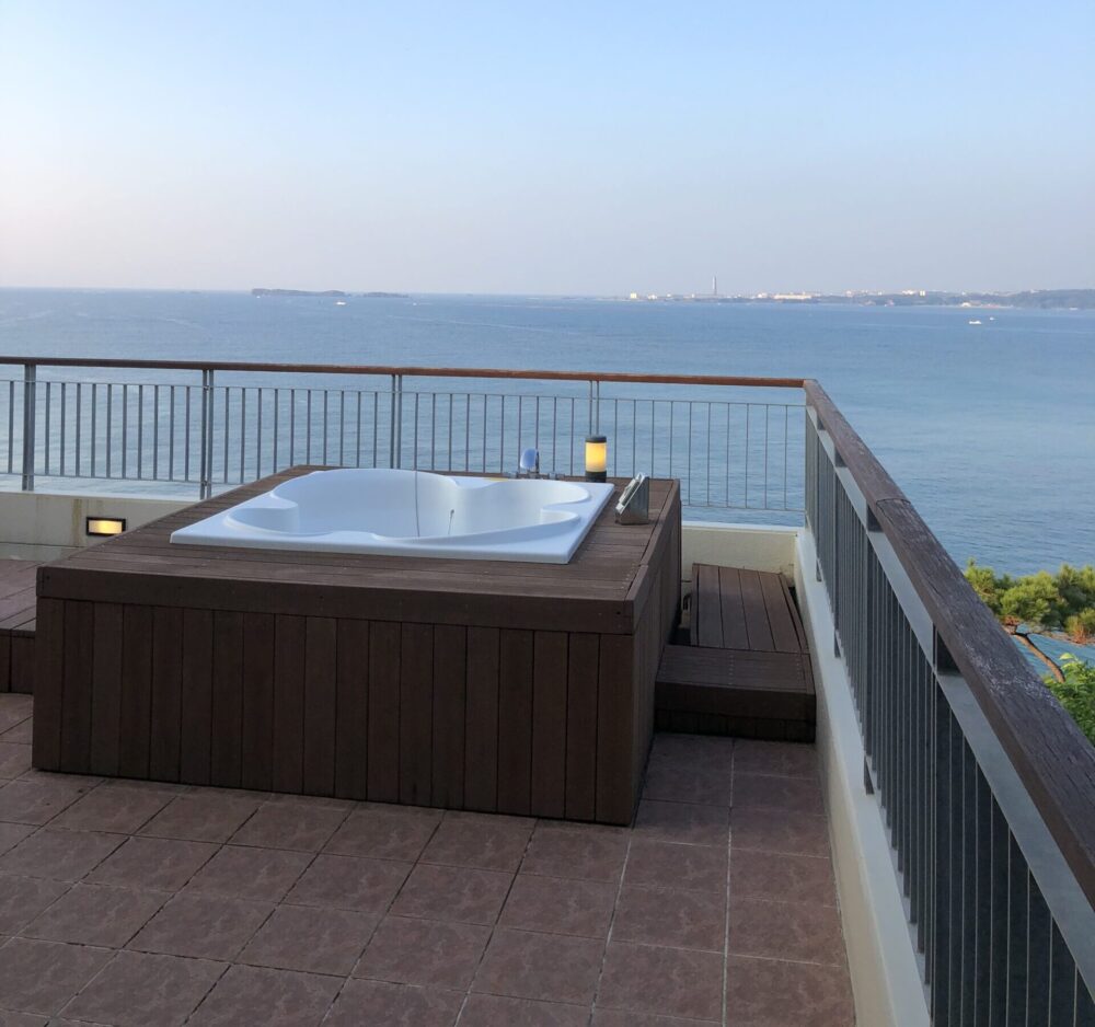 当時の宿泊先カヌチャリゾートのバルコニーから見た沖縄の海：右斜め後ろから(2018年11月撮影)