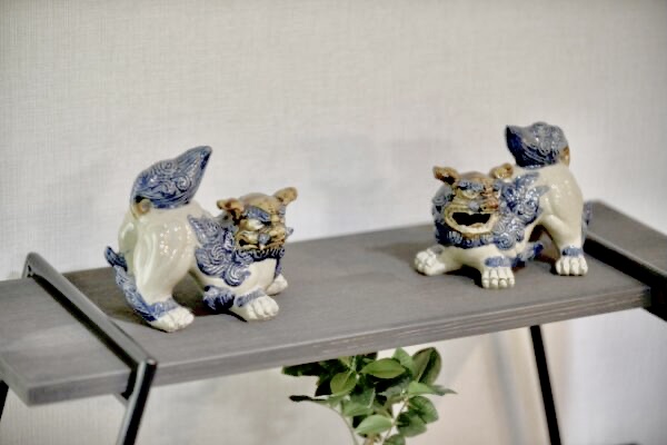 部屋のラック(棚)の上に飾られた青白シーサー