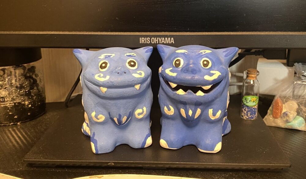 沖縄の琉球村で作った7年後の手作りシーサー：PCデスクの上(2026年2月撮影)