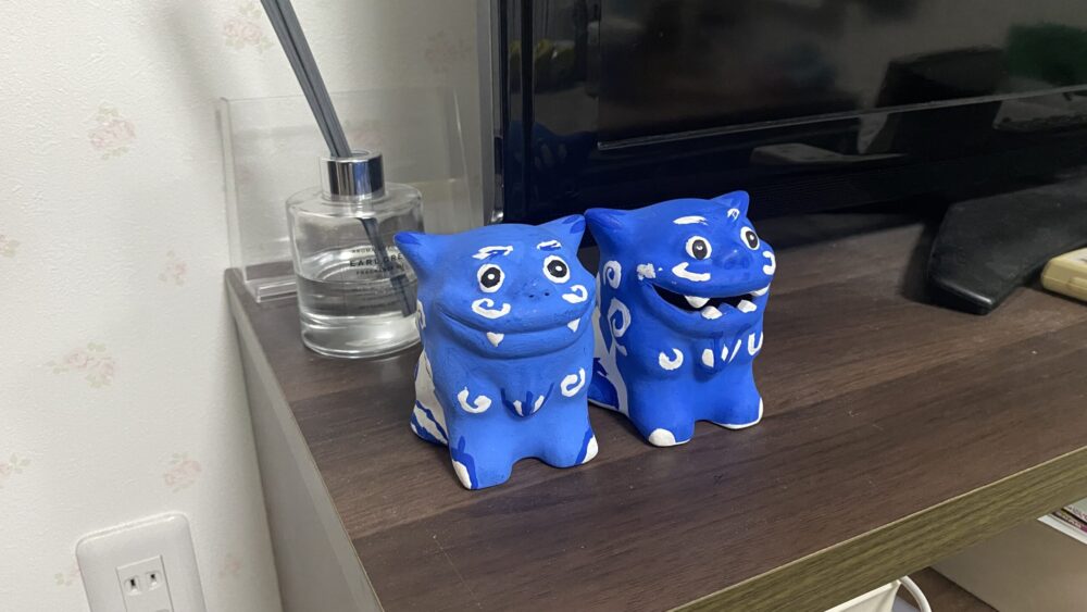 オス(濃いブルー)とメス(水色)の琉球村の手作りシーサー(2026年2月撮影)