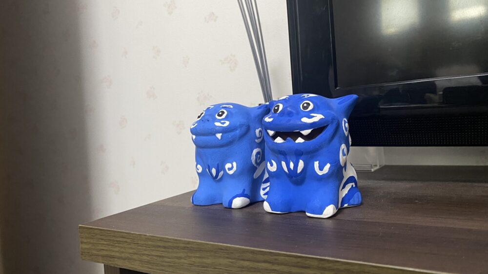 居室のTVボードの上に飾った琉球村の手作りシーサー：右斜め下から(2026年2月撮影)