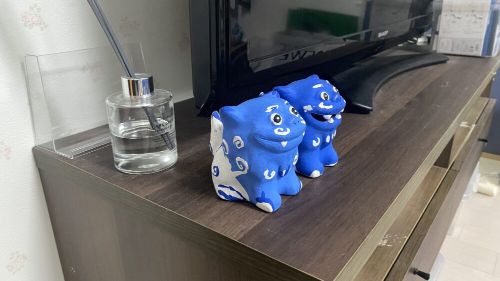 居室のTVボードの上に飾った琉球村の手作りシーサー：左斜め上から(2026年2月撮影)