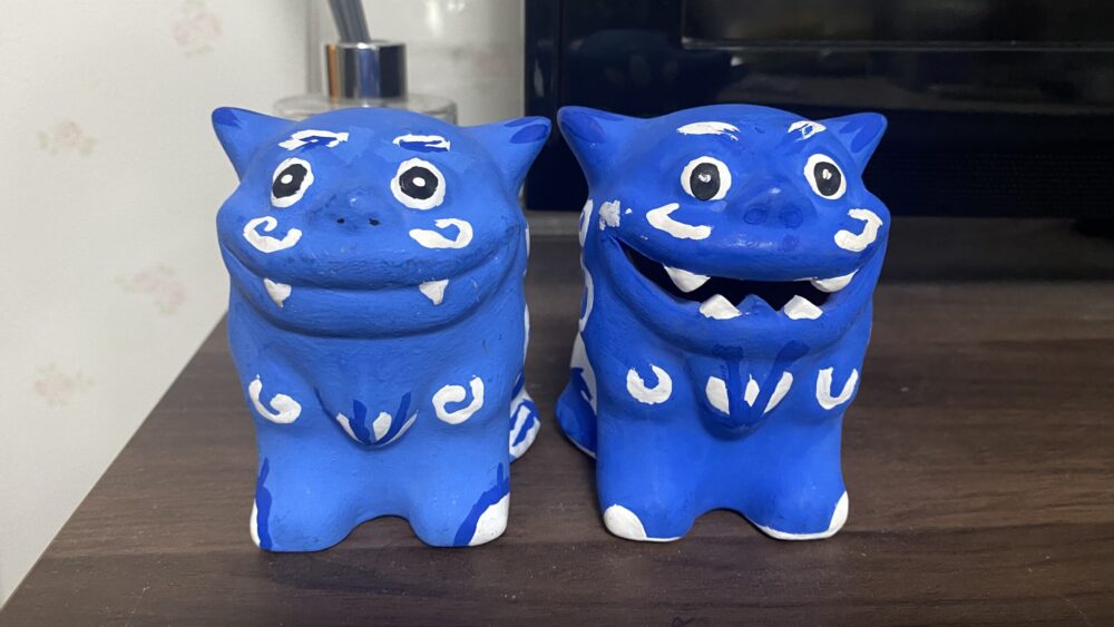 居室のTVボードの上に飾った琉球村の手作りシーサー：正面から(2026年2月撮影)