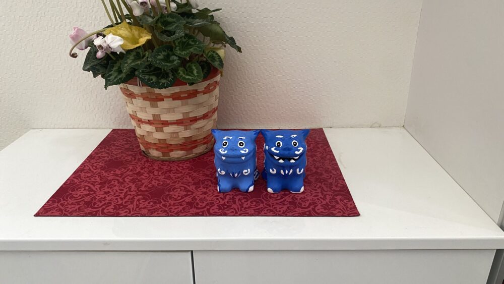 玄関(下駄箱の上)に飾った琉球村の手作りシーサー：正面から(2026年2月撮影)