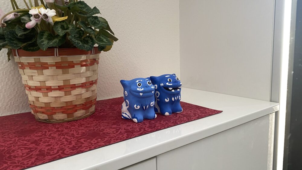 玄関(下駄箱の上)に飾った琉球村の手作りシーサー：左斜め前から(2026年2月撮影)