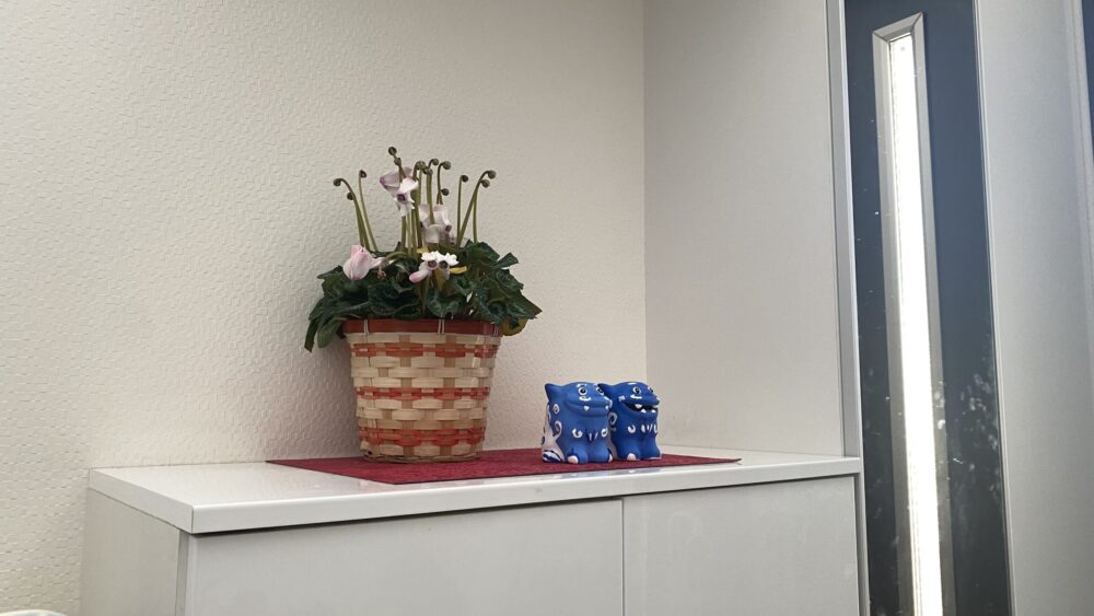 玄関(下駄箱の上)に飾った琉球村の手作りシーサー：左斜め遠くから(2026年2月撮影)