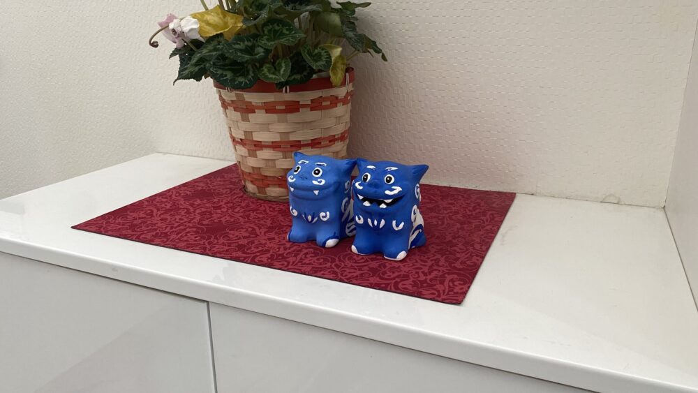 玄関(下駄箱の上)に飾った琉球村の手作りシーサー：右斜め前から(2026年2月撮影)