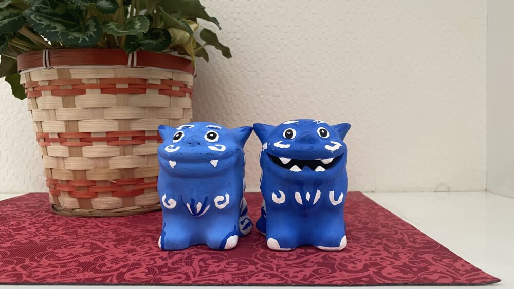 玄関(下駄箱の上)に飾った琉球村の手作りシーサー：正面から(2026年2月撮影)