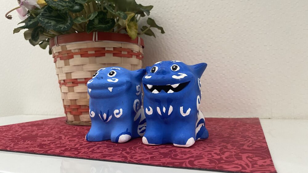 玄関(下駄箱の上)に飾った琉球村の手作りシーサー：右斜め下から(2026年2月撮影)