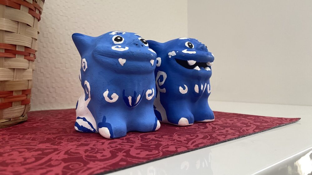 玄関(下駄箱の上)に飾った琉球村の手作りシーサー：左斜め下から(2026年2月撮影)