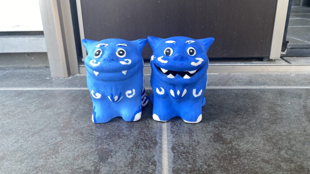 玄関先の自然光の元にいる琉球村の手作りシーサー：正面から(2026年2月撮影)