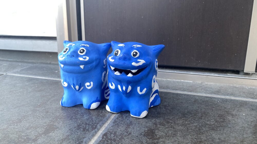 玄関先の自然光の元にいる琉球村の手作りシーサー：右斜め前から(2026年2月撮影)