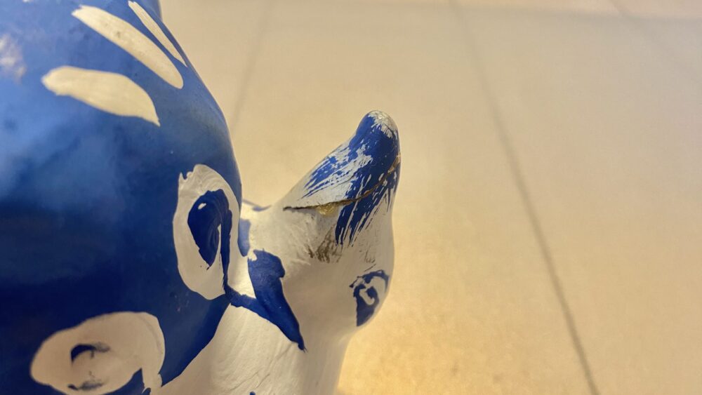 琉球村の手作りシーサー7年後の経年変化の確認：オスの尻尾拡大(2026年2月撮影)